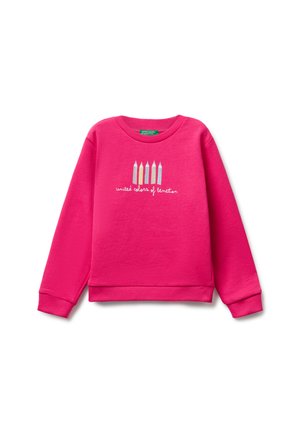 Sweatshirt rose vif à manches longues avec des poignets et un ourlet côtelés, arborant cinq graphiques de crayons de couleur et le texte "united colors of benetton" sur la poitrine.