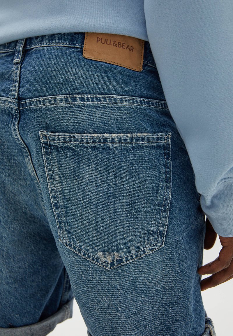 Herren Skinny Fit | PULL&BEAR BERMUDA IM SLIM-FIT MIT ZIERRISSEN Jeans Shorts dark-blue denim - KP18532 Herren Skinny Fit | PULL&BEAR BERMUDA IM SLIM-FIT MIT ZIERRISSEN Jeans Shorts dark-blue denim - KP18532