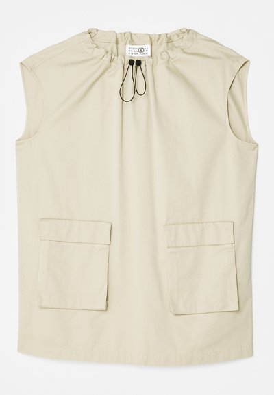 Top senza maniche beige con scollatura arricciata, cordoncino regolabile e due tasche a toppa frontali. Realizzato in un tessuto leggero.