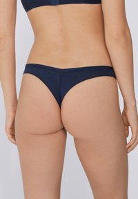 Navyblaue Baumwollstrings mit einem weichen Bund, minimaler Abdeckung und glatter Textur. Hat ein schlichtes Design ohne sichtbare Muster oder Akzente.