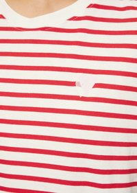 Rood-wit gestreept T-shirt van katoen, met een klein, lichtroze hartlogo op de voorkant. Klassiek ontwerp met ronde hals.