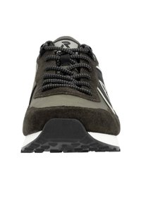 Mörkgröna och grå sneakers med överdel i mocka och textil, svarta detaljer, runda snören och texturerad svart gummisula. Framifrån.