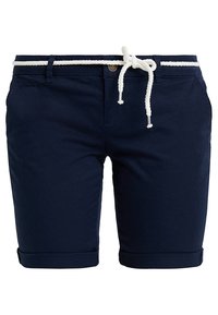 Shorts longueur genou bleu marine avec ourlets retroussés, poches avant, passants pour ceinture, fermeture par bouton et ceinture en corde tressée blanche nouée en nœud papillon.