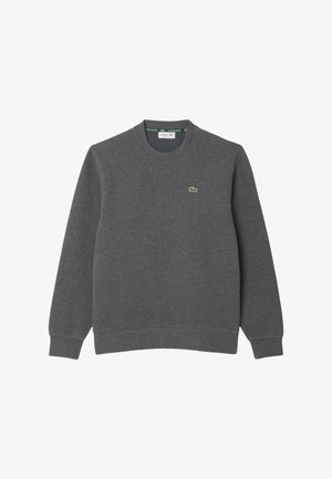 Donkergrijze crewneck sweater met lange mouwen, geribde manchetten en onderrand, en een klein groen Lacoste krokodillenlogo op de borst.