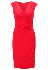 Vestido rojo sin mangas hecho de tela elástica. Presenta un escote en V y recogidos en la cintura, creando un ajuste ceñido. Largo hasta mitad del muslo.