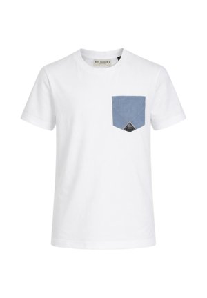 T-shirt bianca a maniche corte con scollo rotondo e una tasca sul petto in denim blu con una piccola etichetta triangolare nera.