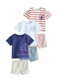 Set med fyra barntröjor: marinblå med segelbåtsbroderi, vit med logotyp, rödrandig, och matchande randiga shorts i två färger.