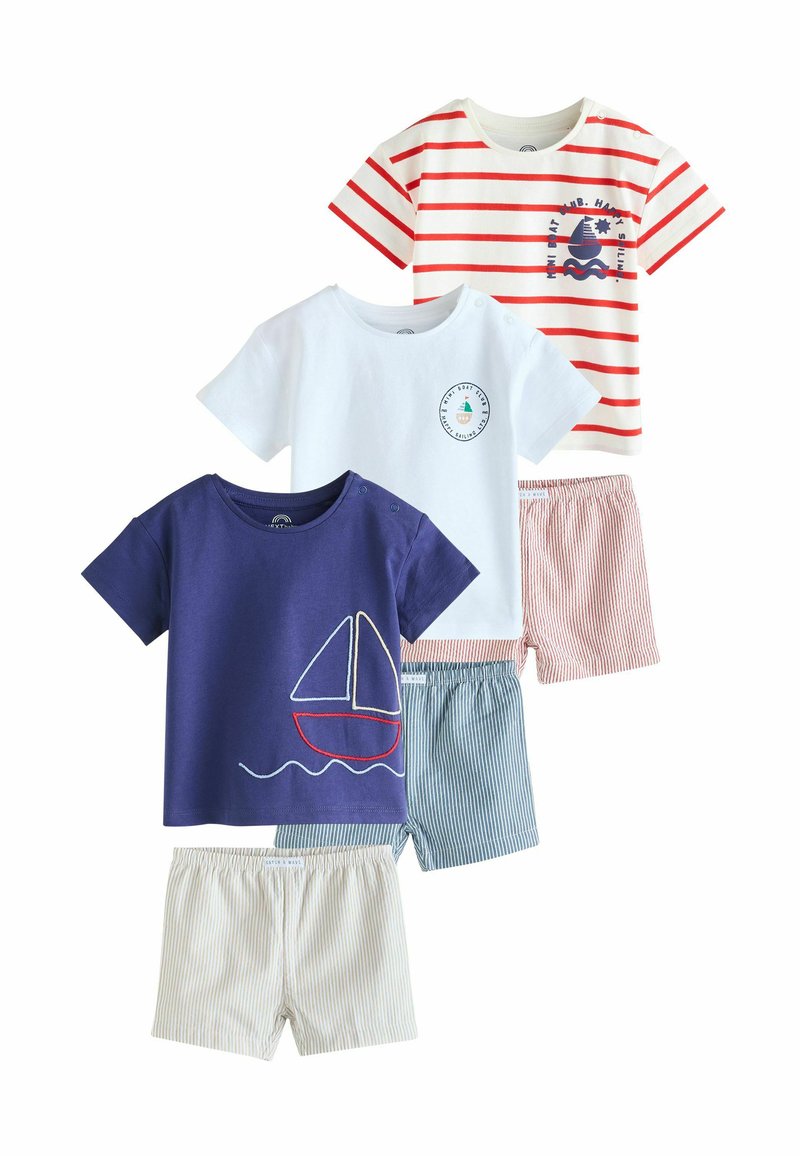 Set med fyra barntröjor: marinblå med segelbåtsbroderi, vit med logotyp, rödrandig, och matchande randiga shorts i två färger.