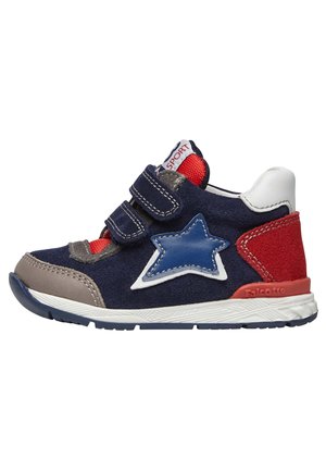 Sneaker in suede navy con dettaglio a stella blu, punta grigia, accenti rossi e doppie fascette in Velcro. Suola intermedia bianca e suola esterna texturizzata.