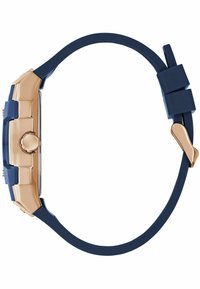 Marinblå klockarmband med ett guldtonat hölje, som har en rund urtavla och en sidokrona. Designen är sportig och modern.