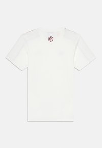 Hvit t-skjorte med korte ermer og rund hals, med et hexagonalt logo på baksiden og aksentstriper i oransje på skuldrene.