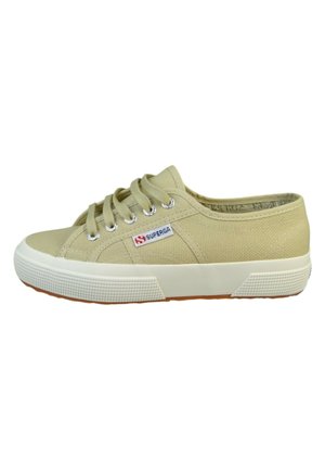 Beige lav sko i lærred med hvid gummisål, snørelukning og "Superga"-logomærke på siden.