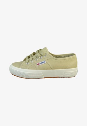 Beige Sneaker aus Canvas in niedriger Ausführung mit weißer Gummisohle, Schnürverschluss und "Superga"-Logoetikett an der Seite.