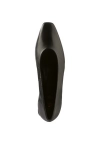Chaussure plate en cuir noir avec un embout pointu et une texture lisse. Présente une découpe basse sur les côtés, offrant un design élégant.