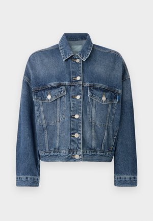 Denim jakk, millel on klassikaline lõige, helesinine värv, kaks rinna taskut, hõbedased nupud ja kontrastõmblused õmblustes.