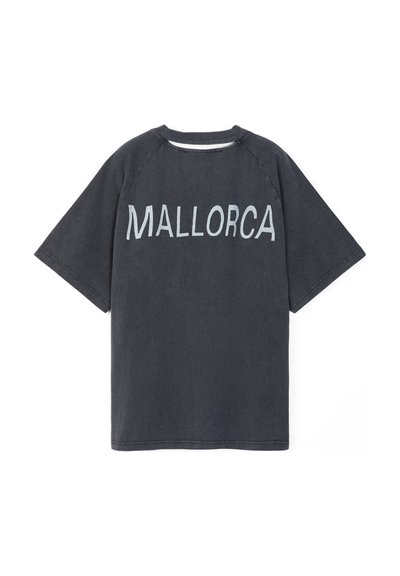 T-shirt à manches courtes gris foncé avec texte gris clair "MALLORCA" imprimé dans le dos.