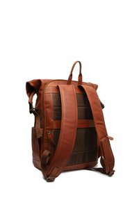 Mochila de cuero marrón con un diseño de parte superior enrollable, detalles de malla, correas ajustables y bolsillos laterales. Incluye un asa superior para llevar.