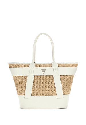 Grand sac fourre-tout beige tissé avec des poignées et finitions en cuir blanc, arborant une petite plaque triangulaire avec le logo Guess à l'avant.