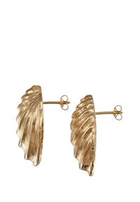 Boucles d'oreilles dorées avec un design texturé en forme de feuille ; leur forme sculpturale présente des détails nervurés et un fermoir à tige sécurisé.