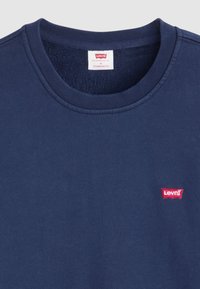 Navyblauw sweatshirt van katoen, met een ronde halslijn en een klein rood Levi's-logo op de linkerborst. Soepele textuur. Standaard pasvorm.