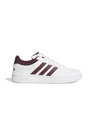 Zapatilla Adidas blanca de perfil bajo con rayas, cordones y collarín del talón en color granate oscuro, sobre una suela blanca plana.
