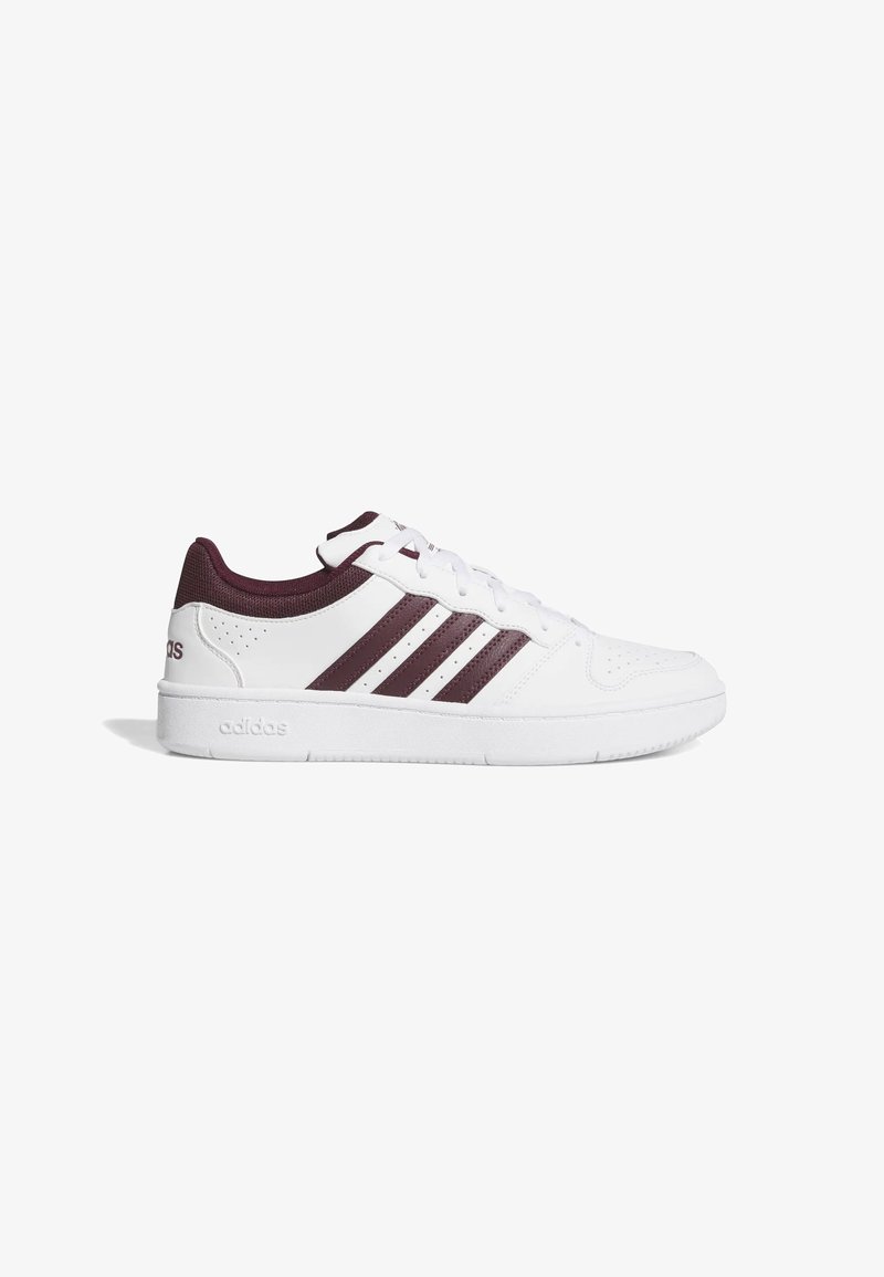 Zapatilla Adidas blanca de perfil bajo con rayas, cordones y collarín del talón en color granate oscuro, sobre una suela blanca plana.