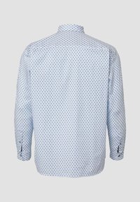 Langarmhemd aus hellblauem Stoff mit einem sich wiederholenden Rautenmuster in dunklerem Blau. Klassischer Kragen und geknöpfte Manschetten.