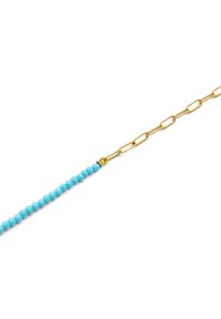 Chaîne de perles turquoise avec des maillons en métal doré. Les perles sont rondes et facettées, offrant une texture. Des accents dorés mettent en valeur les points de connexion.