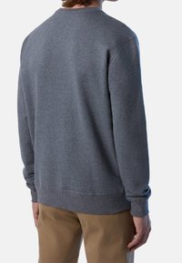 Felpa grigia in cotone con polsini e orlo a coste, scollatura rotonda e vestibilità comoda. Design minimale con superficie liscia.