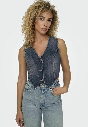 Gilet in denim con scollatura a V, sei bottoni, design corto e dettagli strappati, abbinato a jeans chiari a vita alta.