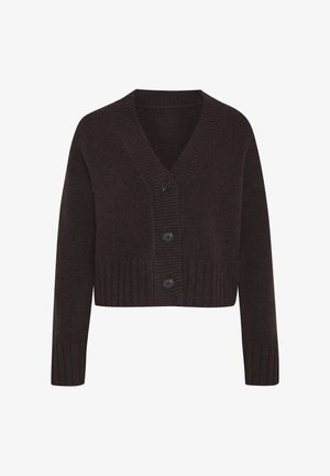 Cardigan court marron foncé en tissu tricoté doux, avec un col en V, une bordure côtelée et cinq boutons noirs sur le devant.