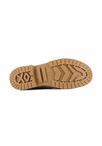 Suola di un stivale in gomma color tan. Presenta una superficie texturizzata con scanalature profonde, motivi a zig zag e strisce orizzontali per una maggiore aderenza.
