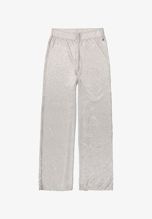 Pantalones plateados de pierna ancha con una superficie texturizada, cintura elástica y un detalle decorativo de un solo botón. No se observan bolsillos.