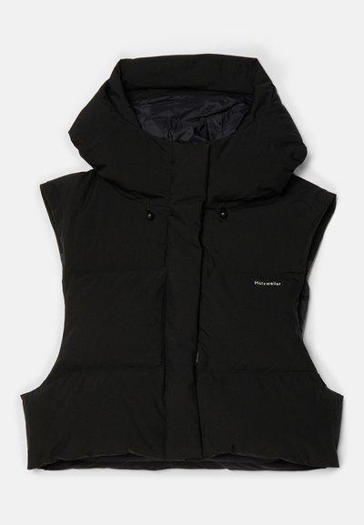 Svart polstret vest med høy krage, ermeløs design, frontglidelås og logo detaljering. Materialet har en glatt overflate og lett blank tekstur.