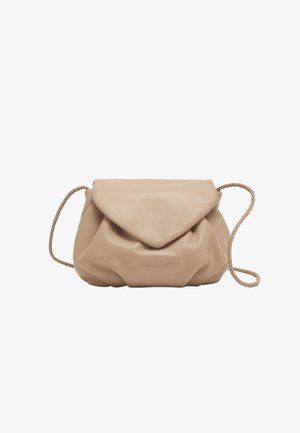 Beige Lederhandtasche mit einem gefalteten Klappendesign, strukturierter Oberfläche und geflochtenem Träger. Kompakt und weich mit einem lässigen Aussehen.