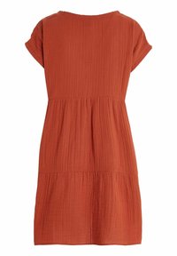 Robe de couleur rouille en tissu texturé, dotée d'une coupe décontractée, de manches courtes et d'un design à étages avec une taille froncée.