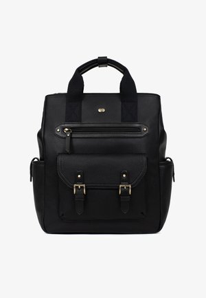 Zwarte rugzak van synthetisch leer met dubbele bovenhandvatten, voorvak met rits, twee gespsluiting aan de voorkant en een gestructureerde afwerking.
