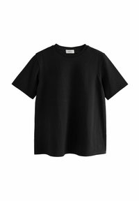 Zwarte katoenen T-shirt met een ronde hals, korte mouwen en een rechte zoom. Gladde textuur, geen patronen of accenten. Eenvoudig ontwerp.