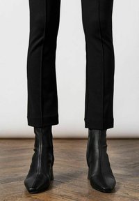 RESIDUS LOU  - Broek - black