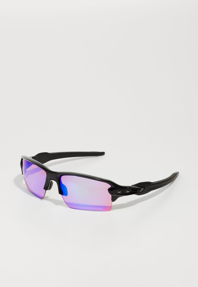 Óculos de sol desportivos pretos com um design elegante. Lentes espelhadas que fazem a transição do azul para o rosa. Inclui apoios de ouvido emborrachados e uma estrutura durável.