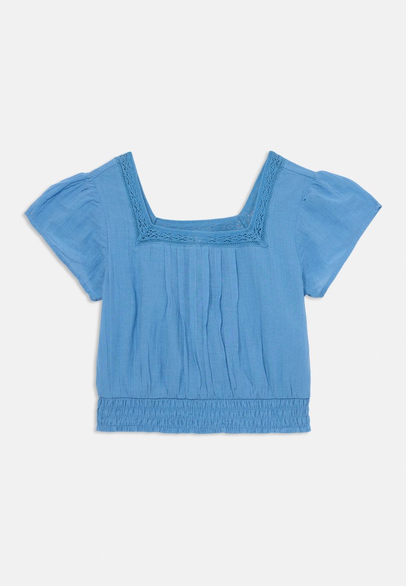 Blusa azul de manga curta com decote quadrado, apresentando textura pregueada e accents bordados ao longo do pescoço e cintura franzida.