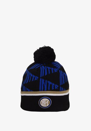Zwarte gebreide muts met blauwe "Inter" tekstpatronen, zwarte pompon bovenop en ronde Inter Milan voetbalclublogo op de opgevouwen boord.