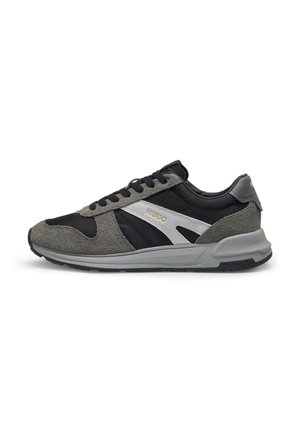 Sneaker basse nere e grigie con dettagli in suede, striscia laterale bianca, lacci neri e logo "HUGO" dorato sul lato.