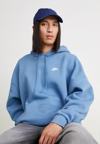 Nike Sportswear SPORTSWEAR CLUB - Ikdienas džemperis - aegean storm