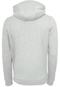 Grå hettegenser med et mykt, teksturert stoff, med kengurulomme og ribbestrikkede mansjetter. Designet inkluderer hette og enkel snitt.
