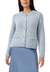 Jasnoniebieski kardigan o teksturowanym splocie, z zaokrąglonym dekoltem, srebrnymi guzikami i dwoma przednimi kieszeniami. Miękka tkanina z prążkowanymi mankietami i dołem.