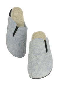 Vilt slippers in lichtblauw met een zachte beige binnenvoering, met een eenvoudig ontwerp,open achterkant en zwarte accent bij de hiel.