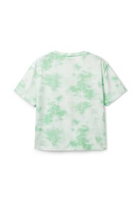 Camiseta de manga corta en un patrón de tie-dye verde claro, hecha de una tela suave, con un cuello redondo y un corte relajado para mayor comodidad.