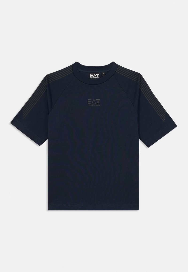 Marineblaue Baumwoll-T-Shirt mit Raglansleeves, ausgestattet mit gestreiften Akzenten an den Schultern und einem dezent geprägten Logo in der Mitte.