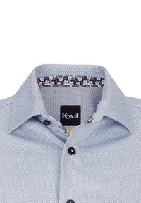 Camicia blu chiaro con tessuto testurizzato, fodera del colletto a fantasia floreale e logo nero. Presenta un colletto standard e bottoni.